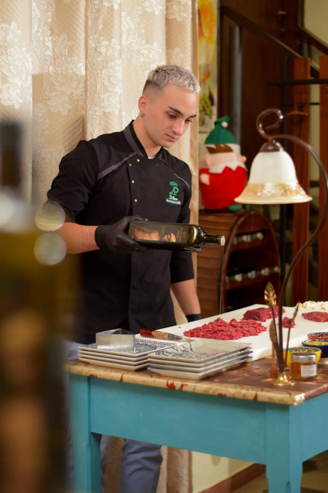 Lo chef Lorenzo Leva prepara un piatto alla Trattoria Di Renzo