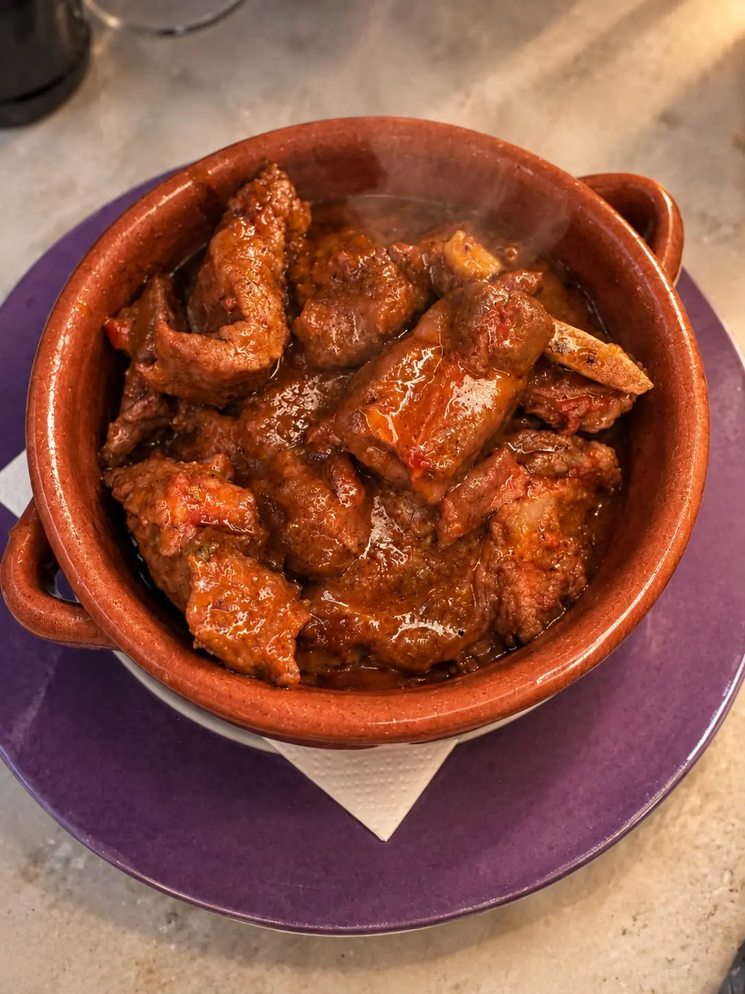 Pecora alla callara servita in un tegame di terracotta